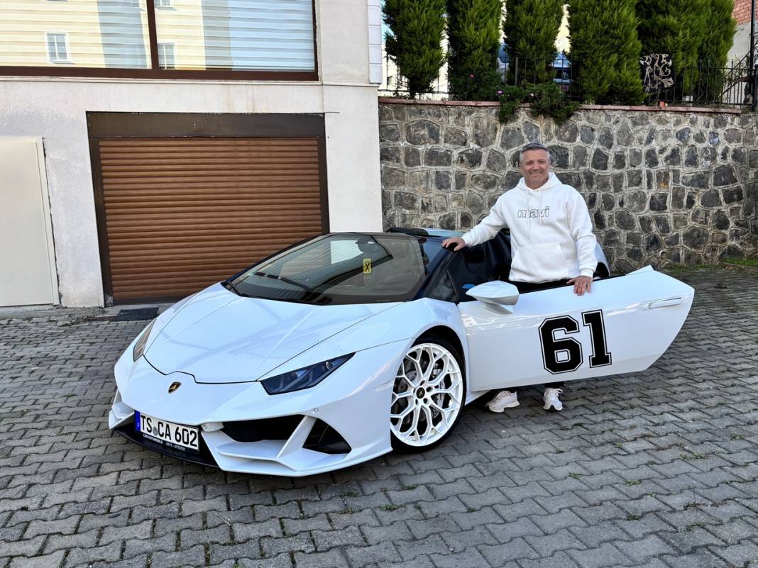Köyüne Lamborghini ile geldi, anneannesini gezdirdi 5